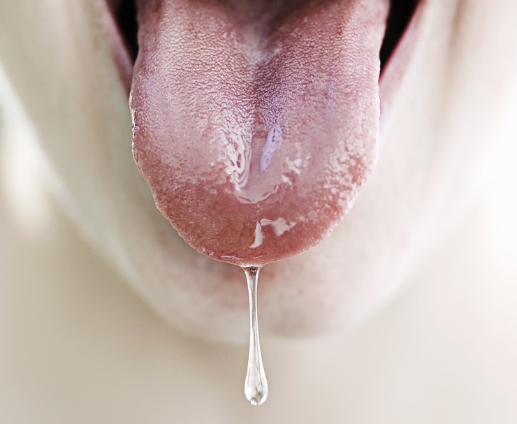 El uso de saliva en el sexo.